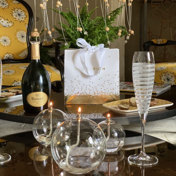 Table d'apéritif avec bouteille de champagne